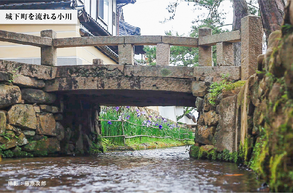 城下町を流れる小川