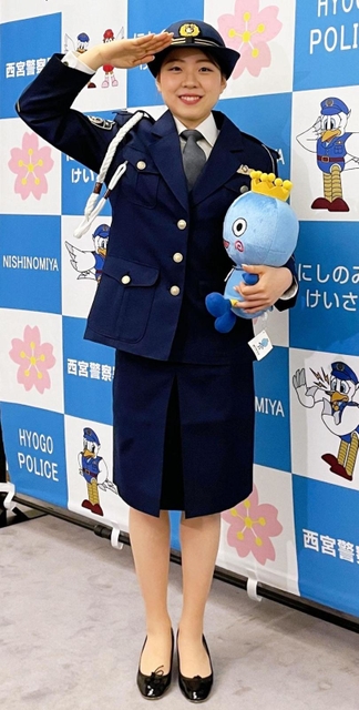 フィギュア・紀平梨花さん女性警官姿に　交通安全の撮影でニッコリ - Vimarsana News