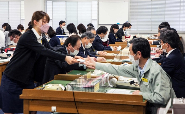 全国で唯一 毎日顔合わせ現物で決済 125年の歴史 神戸手形交換所 11月に廃止 Next 経済 ひょうご経済 神戸新聞next 全国で唯一 毎日顔合わせ現物で決済 125年の歴史 神戸手形交換所 11月に廃止 Next 経済 ひょうご経済 神戸新聞next