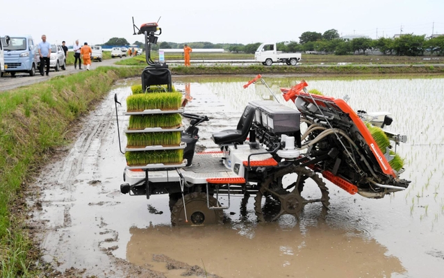 スマート農機の利用拡大 GPS搭載、無人作業の田植え機やトラクター