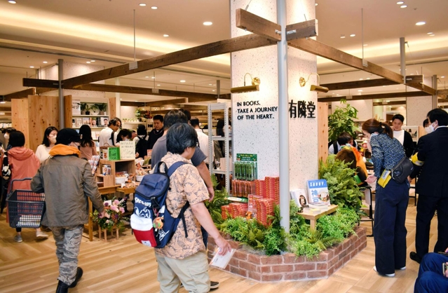 神戸阪急が20年ぶり全館改装 西日本初出店の書店に長蛇の列、高級