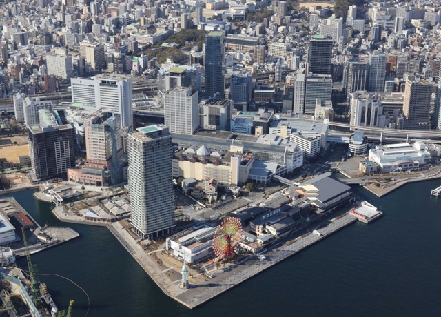 貨物駅の跡地に4千億円で作った街が、核店舗の連続撤退を経て30年後に民営化へ向かった