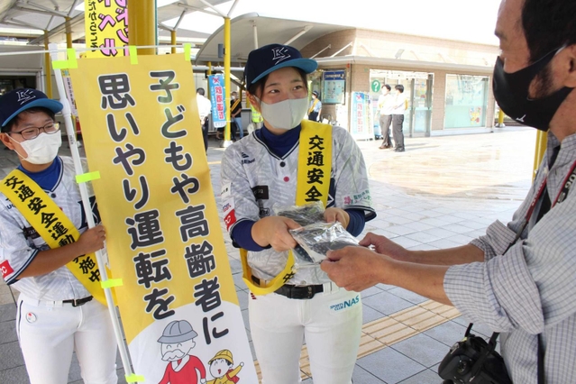 三田駅前で交通安全呼び掛け　ブルサン選手らも協力 - Vimarsana News
