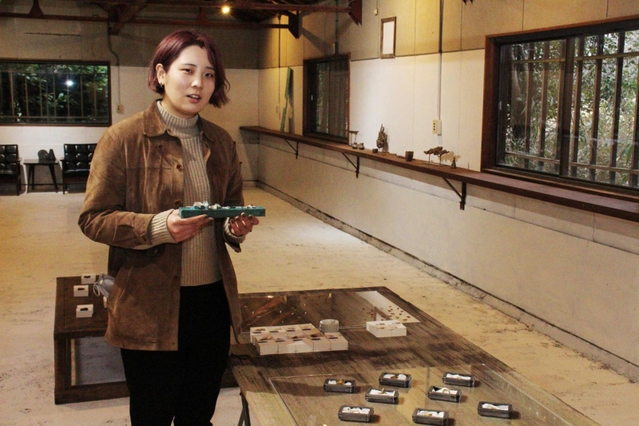 鋳金の美、追い求め　指輪や香水瓶など３０点　美大大学院修了・曽谷さん、故郷三田で個展