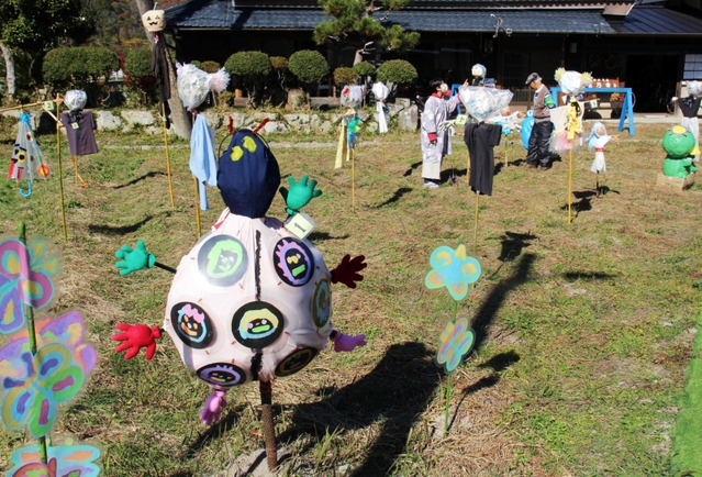 かかし「総選挙」今年も熱戦展開 妖怪テーマに人気キャラやカッパなど 幼児から大人まで23組出場|三田|神戸新聞NEXT