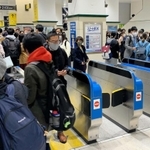 ３連休明け 通勤客ら１０万人に影響 阪急神戸線脱線事故 神戸新聞next 総合