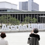 故郷に錦、高田賢三さん遺作の緞帳お披露目 アクリエひめじ完成記念