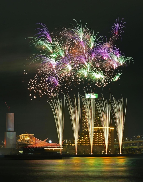 コロナ収束と世界平和への願い込め シークレット花火６７４発が夜空彩る 神戸港 総合 神戸新聞next