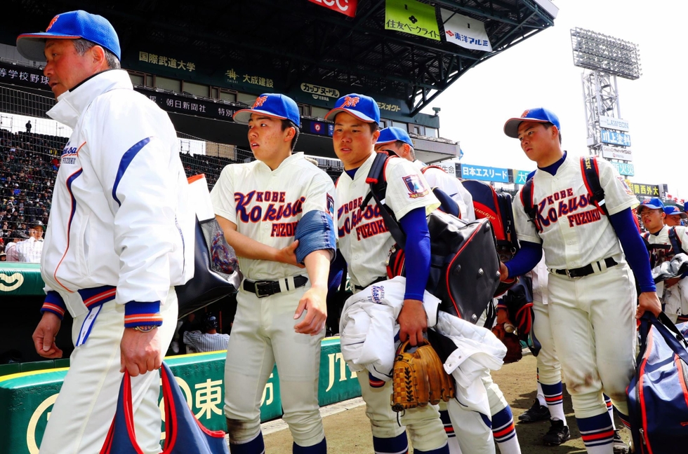 【お取り置き】神戸新聞 8/14　プーチン氏　高校野球（有明）　欧州で皆既日食 お取り置き】神戸新聞 8/14 プーチン氏 高校野球（有明） 欧州で皆既日
