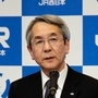 導入から１年たった非懲戒制度について説明するＪＲ西日本の来島達夫社長＝大阪市北区