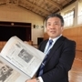 がらんとした体育館で、震災当時を振り返る中溝茂雄さん＝神戸市須磨区青葉町３、鷹取中学校（撮影・斎藤雅志）