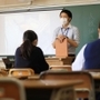 待ちに待った授業再開。マスク姿で子どもたちと接する大越紳五教諭＝神戸市中央区港島中町３、港島学園中学部（撮影・鈴木雅之）