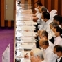 本会議場前方の演台や当局側の座席には透明のアクリル板が設置された＝６月１２日、兵庫県議会