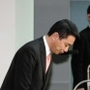 偽メール問題を巡る会見で頭を下げる民主党の前原誠司代表＝０６年２月、東京・永田町