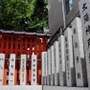 生田神社の大きな石玉垣に刻まれた「太陽神戸銀行」と「兵庫銀行」＝神戸市中央区