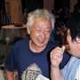 訪ねてきた卒業生に笑顔で接する宇都宮誠さん＝朝来市生野町栃原