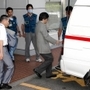 脳死者から摘出された心臓をドクターカーに積み込む病院関係者ら＝２００４年７月５日、神戸市中央区、市立医療センター中央市民病院　　