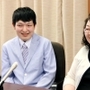 会見で笑顔を見せる山本育海さん(左)と母智子さん=明石市中崎1