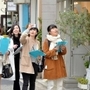 通りを歩き、まちづくりのヒントを探る大学生たち＝神戸市中央区、乙仲通（撮影・後藤亮平）