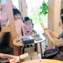地域の子どもたちとふれあう入居者＝千葉県船橋市（「銀木犀」提供）