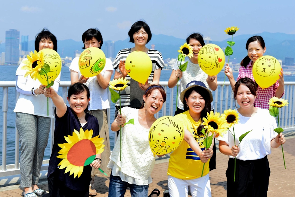 神戸新聞 ホーム 連載 特集 姫路城マラソン 復興の象徴ひまわりテーマに 黄色い 声援 神戸マラソン