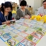 小学生から届いた絵手紙を確認する事務局のスタッフら＝神戸マラソン実行委員会事務局