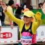 両手を挙げてフィニッシュする上野山馨さん＝１５日午後、神戸市中央区港島中町６