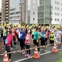 スタート地点で復興の象徴「ひまわりの手袋」を振るランナーの姿に、幸枝さんはとても感動したという（幸枝さん撮影）