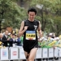 男子・日本人トップの２位でフィニッシュする八木勇樹＝神戸市中央区（撮影・大山伸一郎）