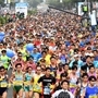 一斉にスタートするランナーたち＝２０日午前、神戸市中央区（撮影・笠原次郎）