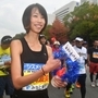 手作りの給水ボトルを手に、神戸マラソンを振り返る松岡友美さん＝２０日午後、神戸市中央区港島中町６（撮影・笠原次郎）
