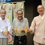 二葉町四丁目自治会をアップルの街にしようと、のぼりなどを作成し、準備を進めるメンバー＝神戸市長田区二葉町４