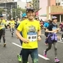 神戸の町を駆け抜ける金哲彦さん（昨年の神戸マラソン）。山や海を眺められる風光明媚なコースと絶賛している＝神戸市兵庫区大開通１