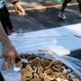 第８給水地点では、どら焼きや塩まんじゅうなどが置かれた＝神戸市垂水区平磯１