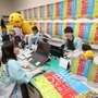 ランナー募集の開始を前に準備に追われる実行委員会事務局の職員ら＝４日午前、神戸市中央区北長狭通４（撮影・大森　武）
