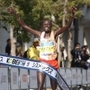 ２時間８分46秒の大会新記録で優勝し、両手を掲げてフィニッシュする男子のジョフレイ・クスロ（撮影・辰巳直之）