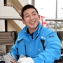 夕刊配達の準備をする柴井孝治さん＝神戸市垂水区東垂水町、神戸新聞垂水東販売（撮影・風斗雅博）