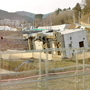移動中の車内から。建物が基礎から横倒しに。今なお震災・津波の爪痕が点在している＝牝鹿郡女川町