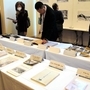 イベント会場に展示された資料を手に取る来場者＝神戸市中央区下山手通５（2018年11月24日） 