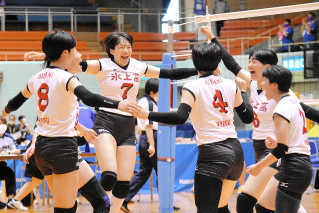 バレーボール女子予選グループ戦　氷上－横浜隼人　第２セット、得点を決めて喜び合う氷上の選手たち＝徳島市、とくぎんトモニアリーナ