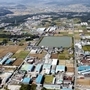 三木飛行場があった場所。真っすぐに続く道が面影を残す＝２０１２年１０月、三木市、稲美町境の上空から北西を望む（前田広之さん提供）