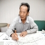 空襲の被害状況を記した自作の地図を示し、体験を語る中嶋宏次さん＝三田市桑原