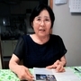 中国で優秀な教師に贈られたメダルを前に半生を語る松倉秀子さん＝尼崎市内