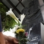 柳原天神社の境内にある慰霊碑。宮司が供花などを続けている＝神戸市兵庫区東柳原町（撮影・吉田敦史）