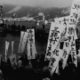 戦後、シベリアから帰国した抑留者を出迎える人たち（舞鶴引揚記念館提供）