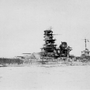 戦艦から航空戦艦に改装された「日向」。後部に飛行甲板が見える＝１９４３（昭和１８）年１１月、佐世保沖（大和ミュージアム提供）