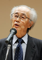 うちはし・かつと　１９３２年神戸市生まれ。新聞記者を経て経済評論家。ＮＨＫ放送文化賞など。著書に「匠の時代」「原発への警鐘」「共生の大地」「大震災の中で―私たちは何をすべきか」など多数。