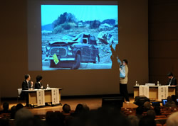 被災地の状況を写真などで紹介するパネリストら＝神戸市中央区、神戸市産業振興センターハーバーホール