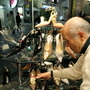 ２００４・１・６　新店舗。店先の人通りはまだ戻らない＝神戸市中央区下山手通