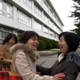 ２００４・１・１１　あの場所で再会した村本さん（右）ら＝神戸市北区山田町、兵庫県立鈴蘭台高校